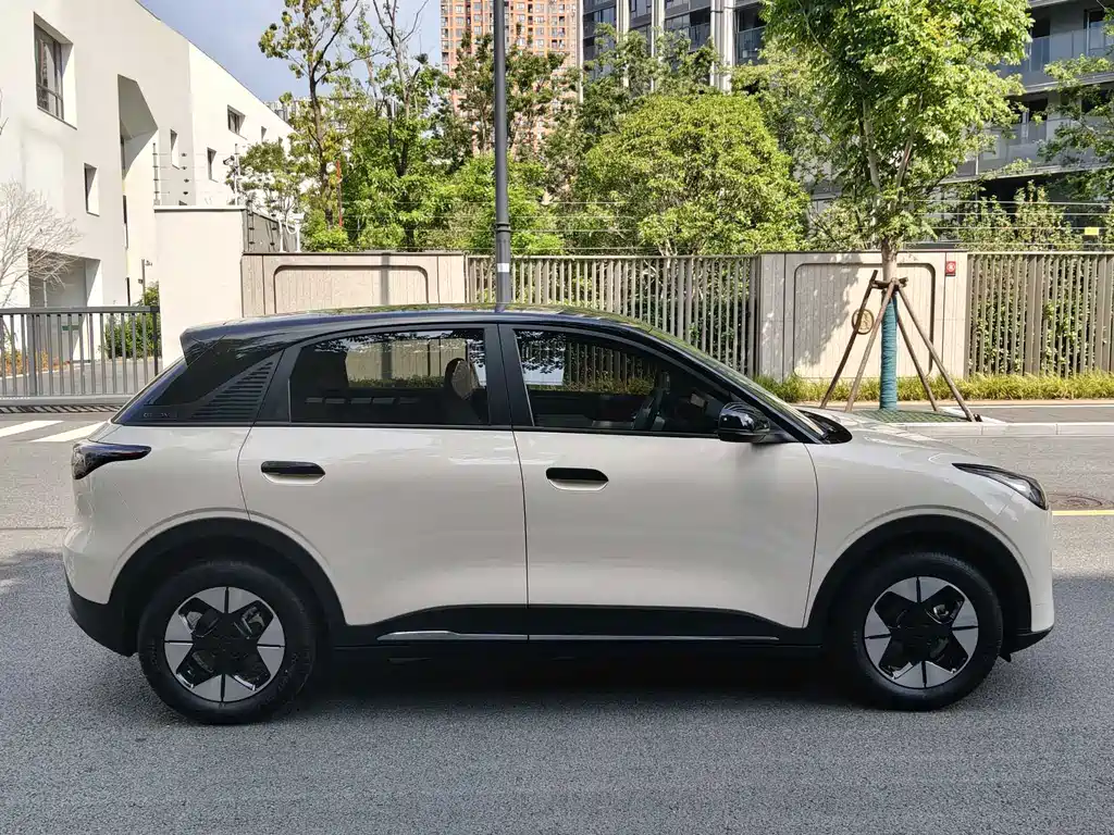 Geely Galaxy Starwish 2025 — фото 8