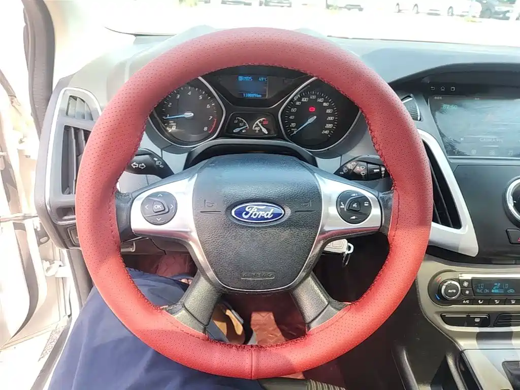 Ford Focus 2014 — фото 11