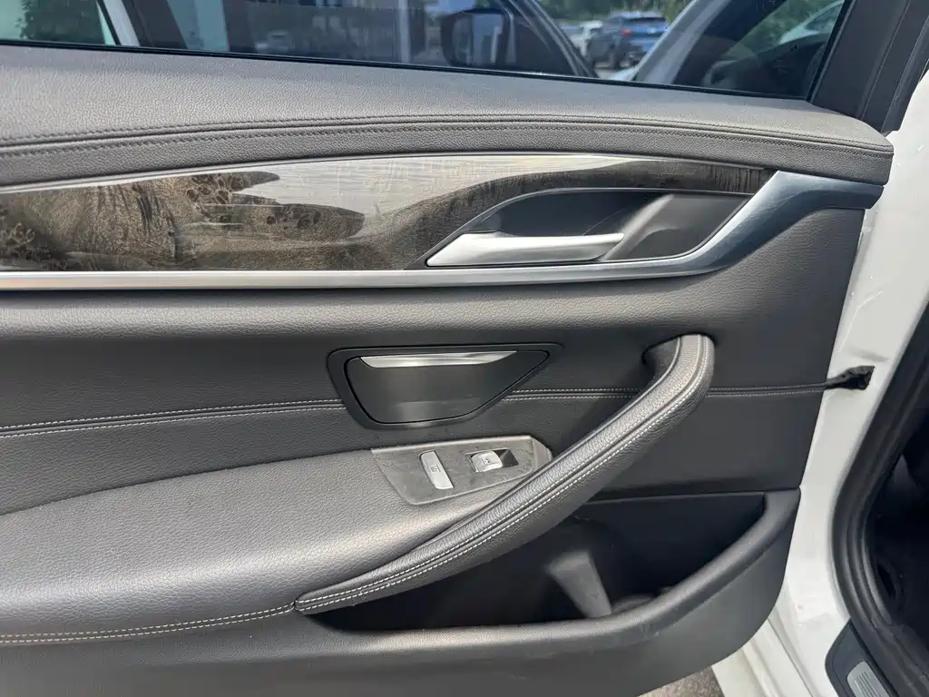BMW 5 Series 2018 — фото 14