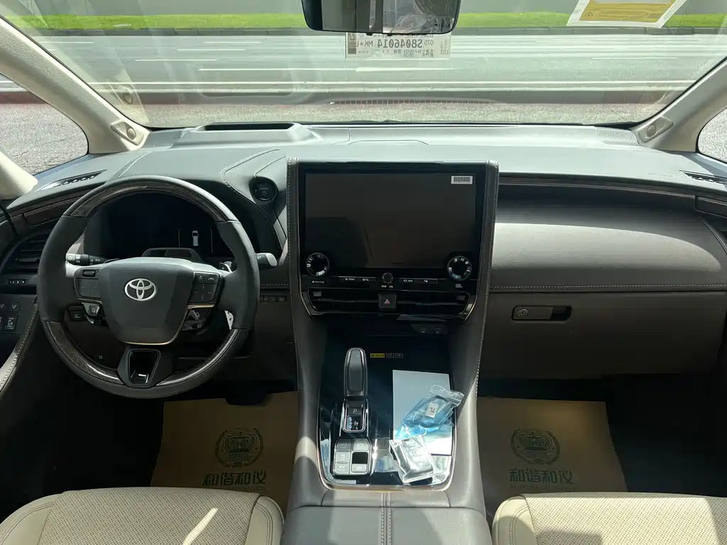 Toyota Alphard — фото 9