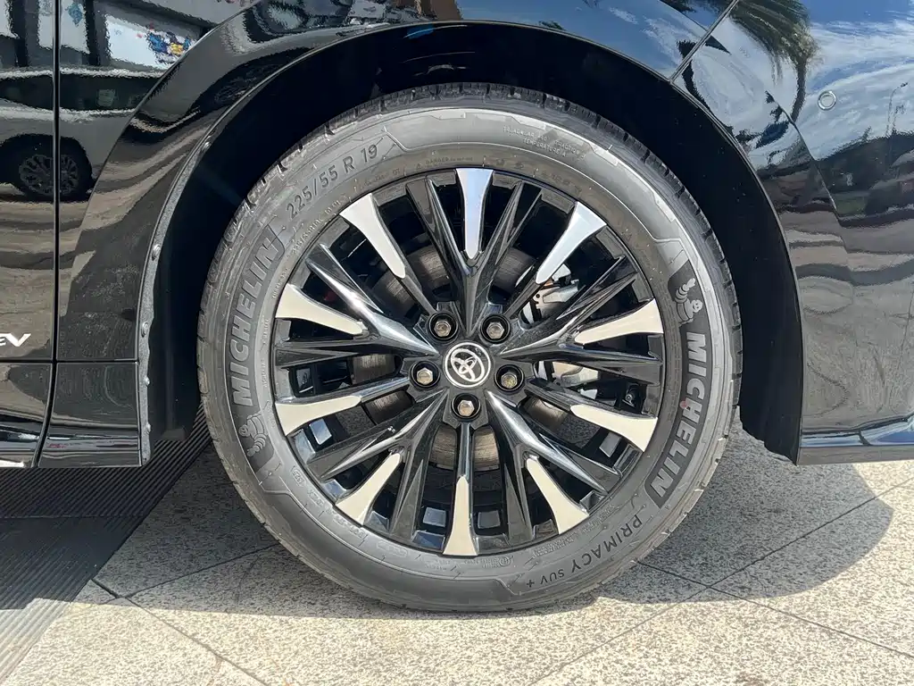 Toyota Alphard — фото 27