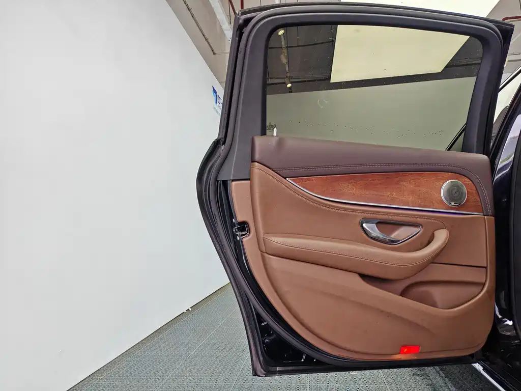 Mercedes-Benz E-Class 2023 — фото 14