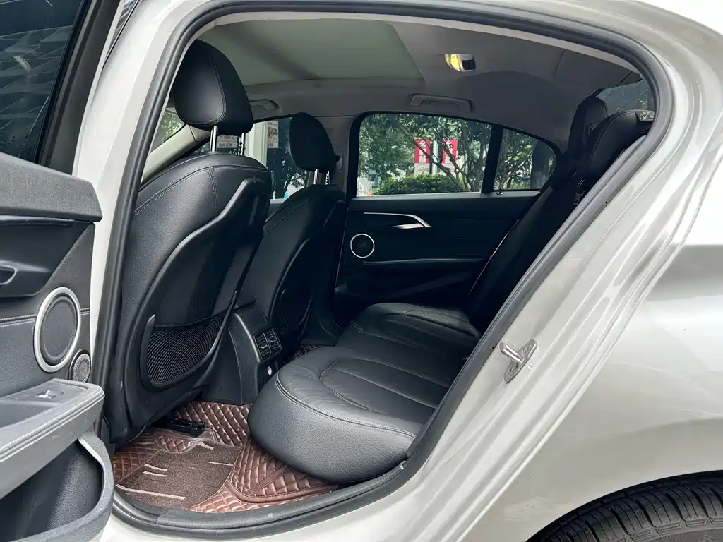 BMW 1 Series 2018 — фото 15