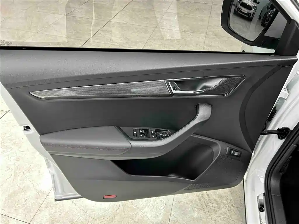 Skoda Karoq 2023 — фото 10
