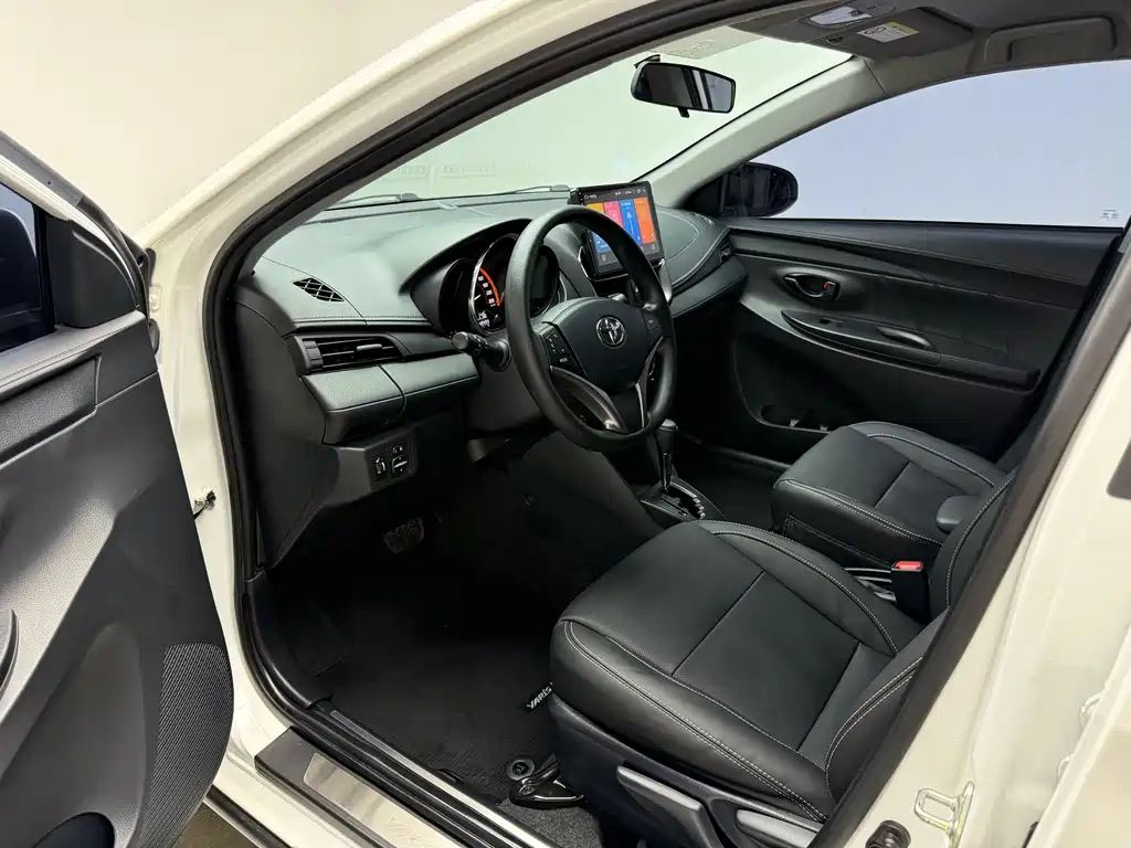 Toyota Yaris L 2022 — фото 8
