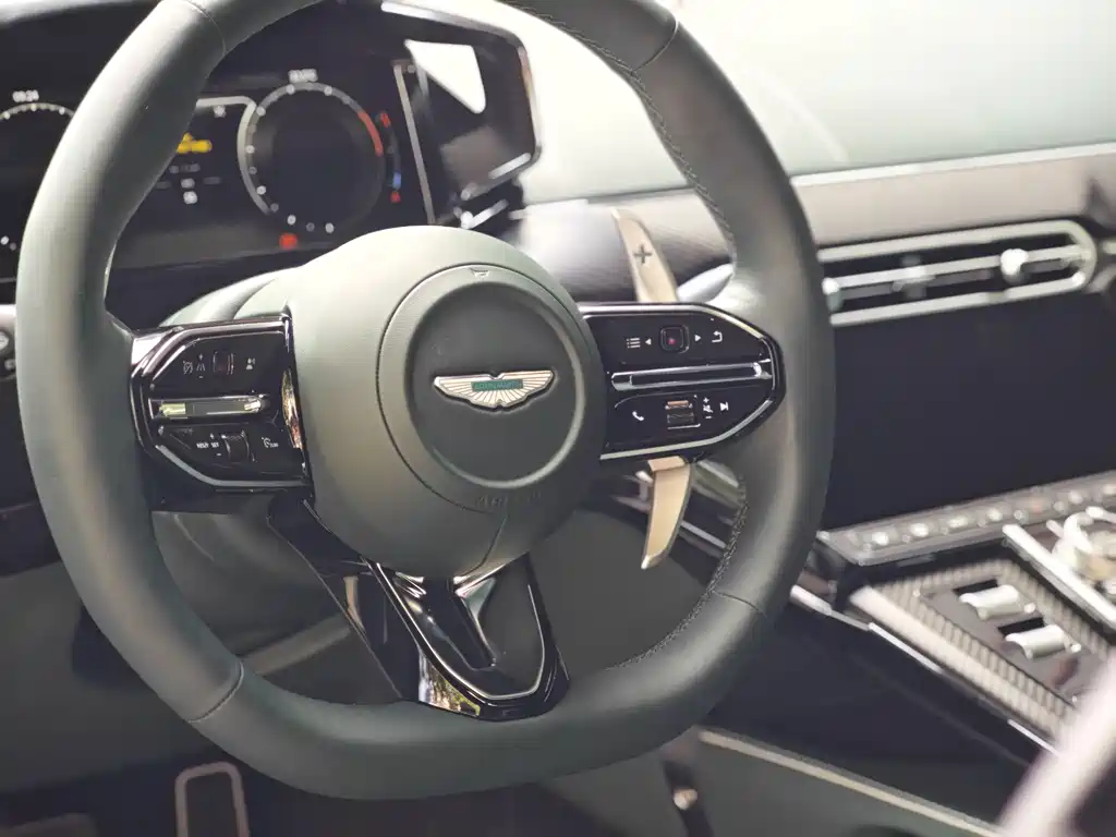 Aston Martin V8 Vantage 2025 — фото 14