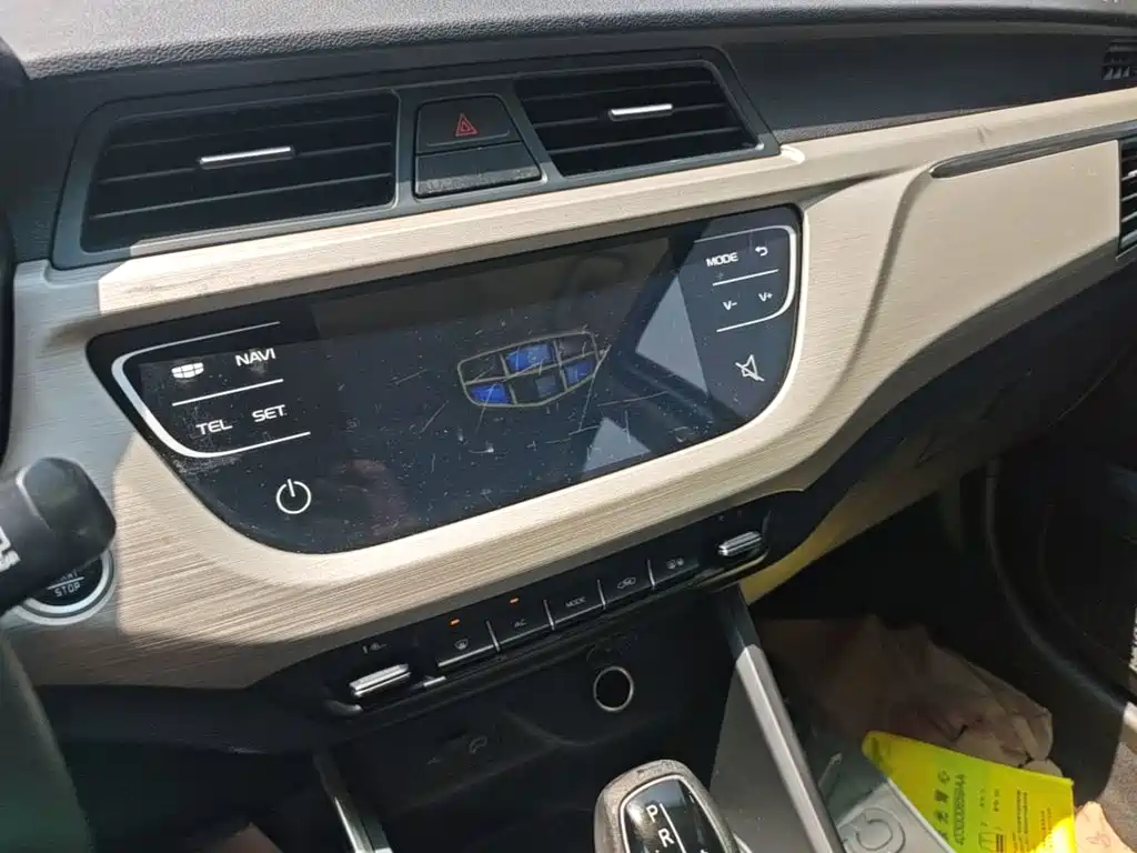 Geely Vision X3 2020 — фото 13