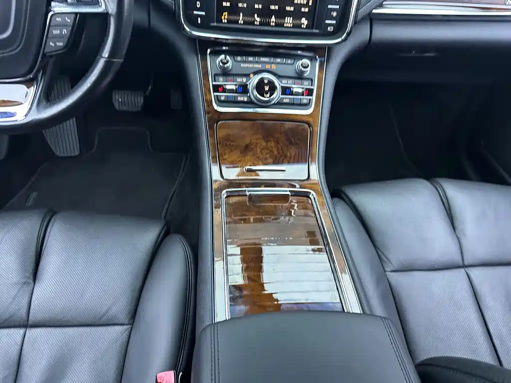 Lincoln Continental 2017 — фото 25