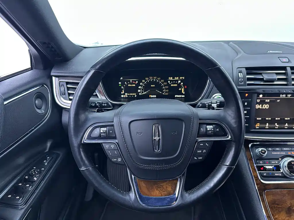 Lincoln Continental 2017 — фото 12