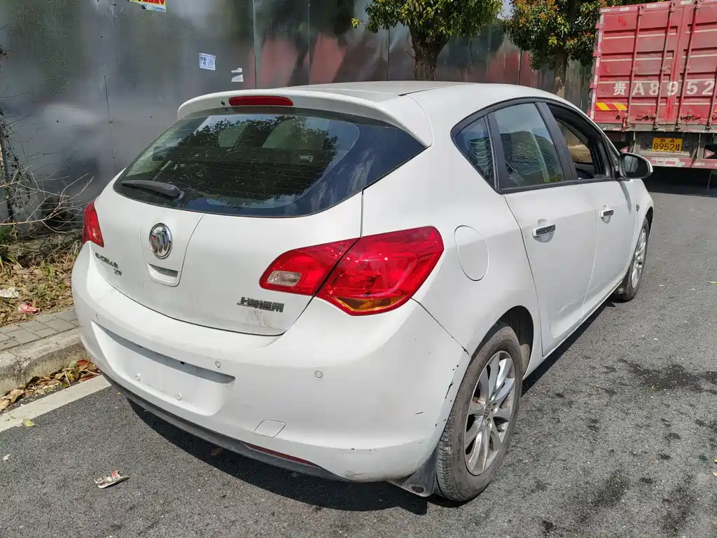 Buick Excelle 2015 — фото 13