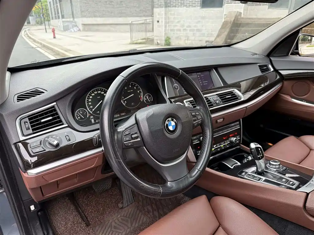 BMW 5 Series GT 2011 — фото 16
