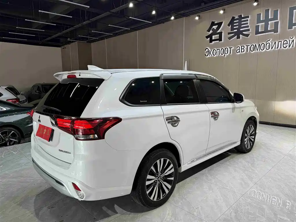 Mitsubishi Outlander 2022 — фото 4