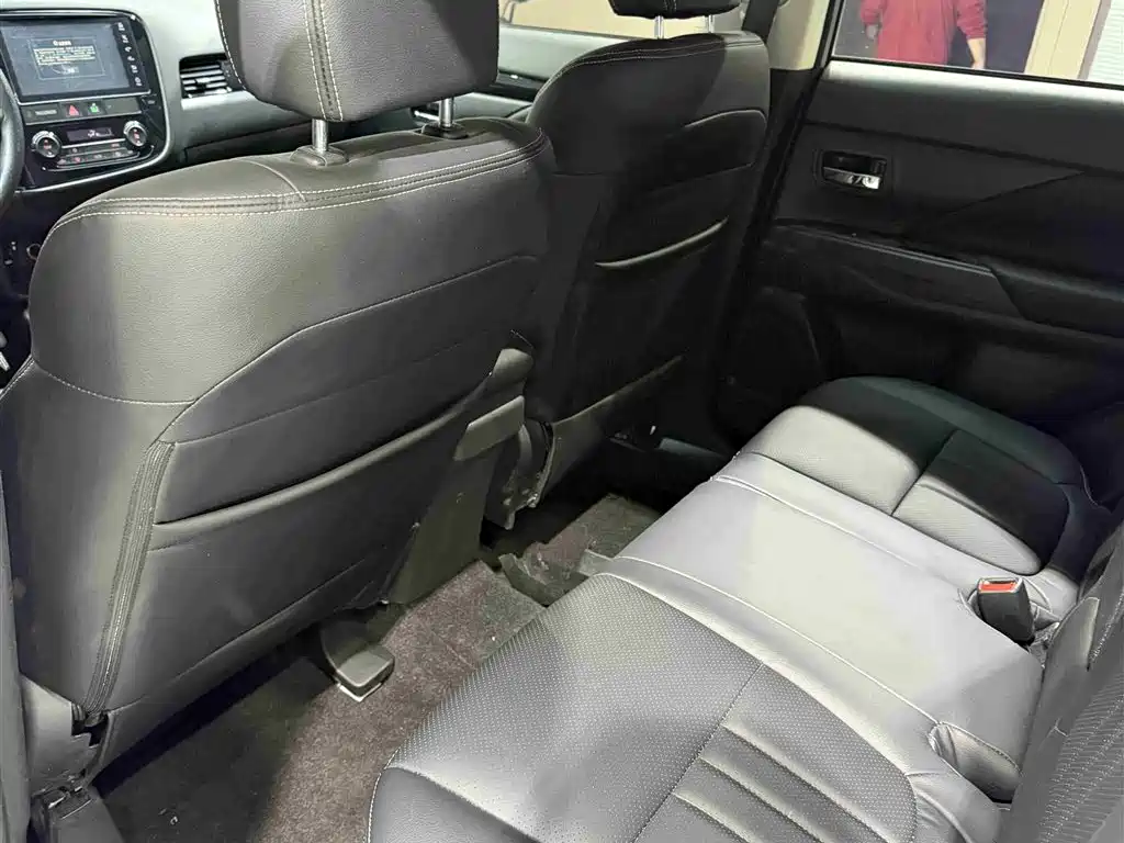 Mitsubishi Outlander 2022 — фото 10