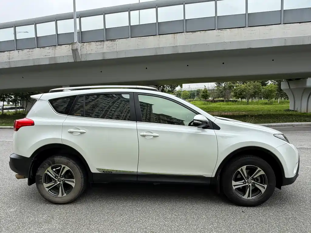 Toyota RAV4 2016 — фото 4