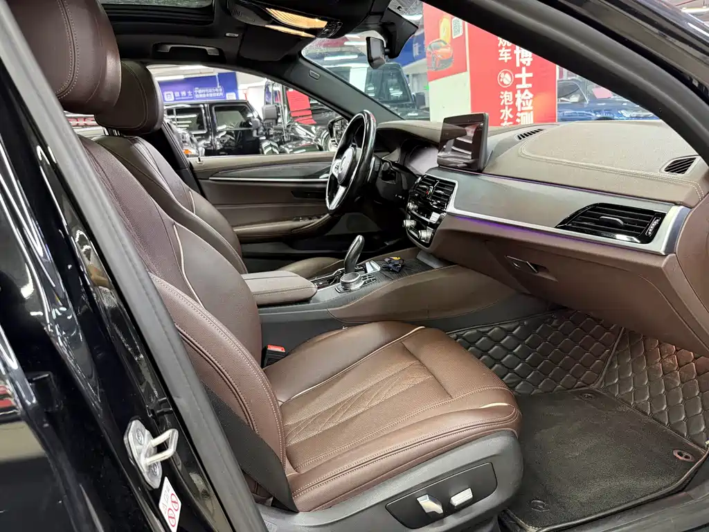 BMW 5 Series 2021 — фото 16