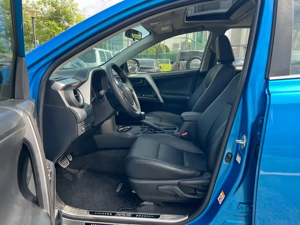 Toyota RAV4 2017 — фото 11