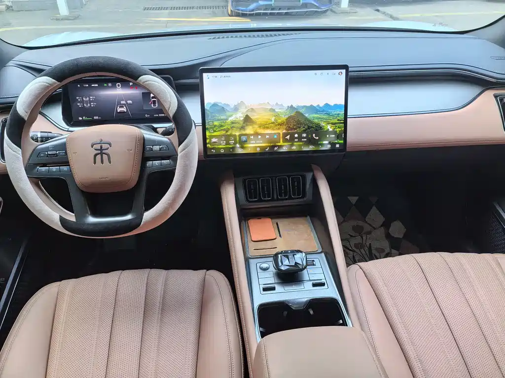BYD L EV 2024