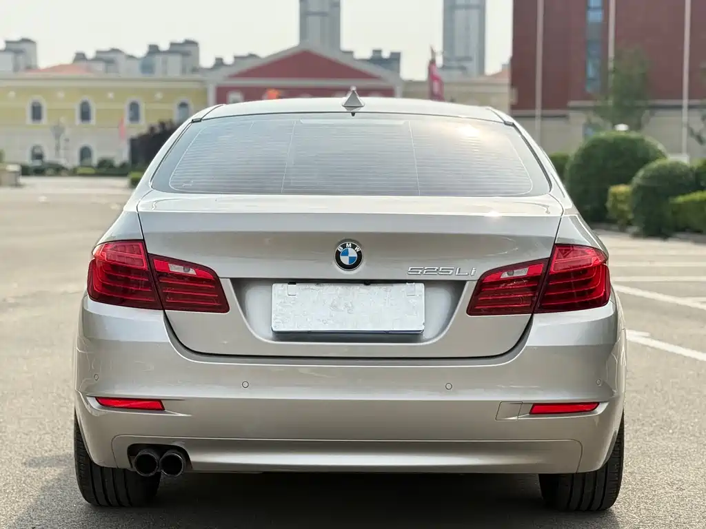 BMW 5 Series 2017 — фото 11