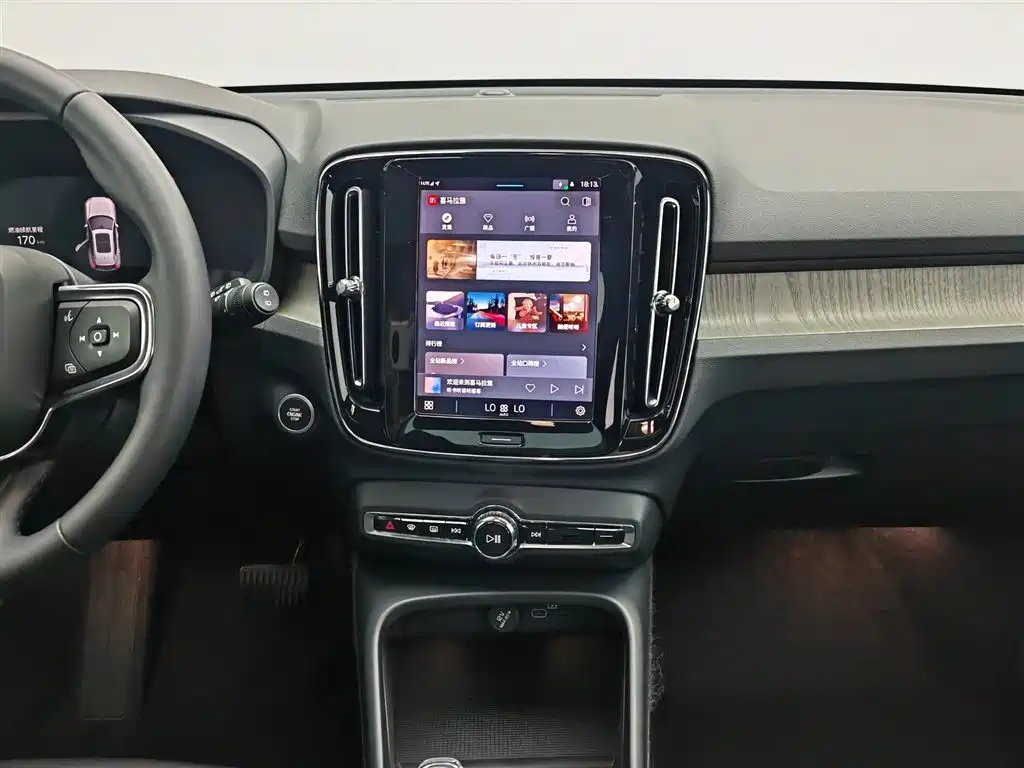 Volvo XC40 2023 — фото 12