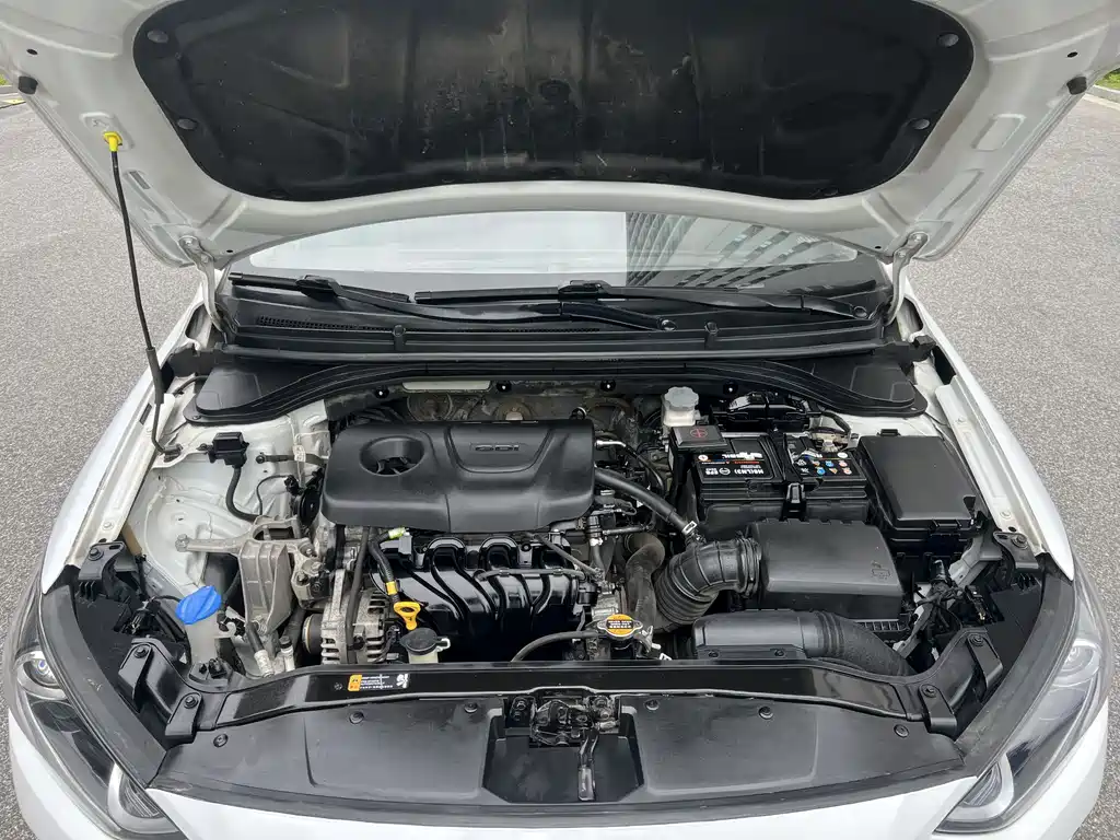 Hyundai Elantra 2017 — фото 10