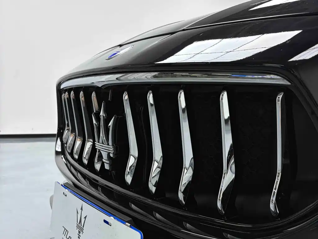 Maserati Quattroporte 2019 — фото 23