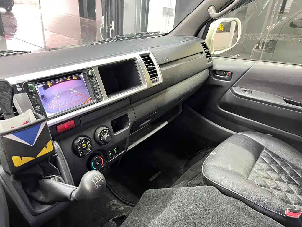 Toyota Hiace 2016 — фото 15