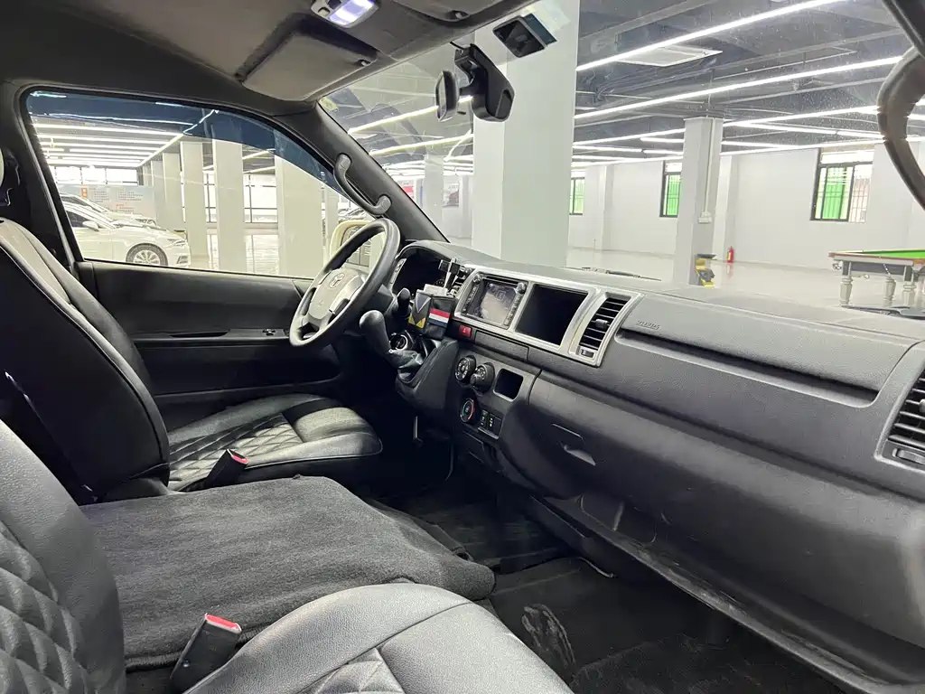 Toyota Hiace 2016 — фото 16