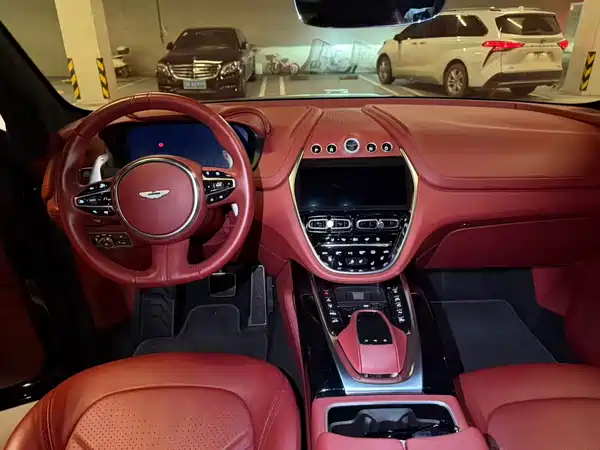Aston Martin DBX 2021
