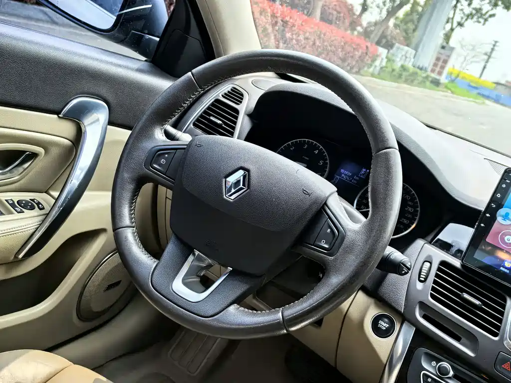 Renault Latitude 2012 — фото 10