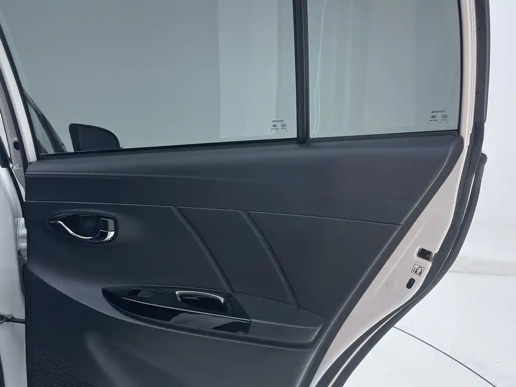 Toyota Yaris L 2023 — фото 28