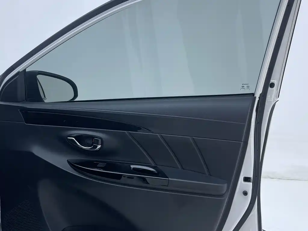 Toyota Yaris L 2023 — фото 26