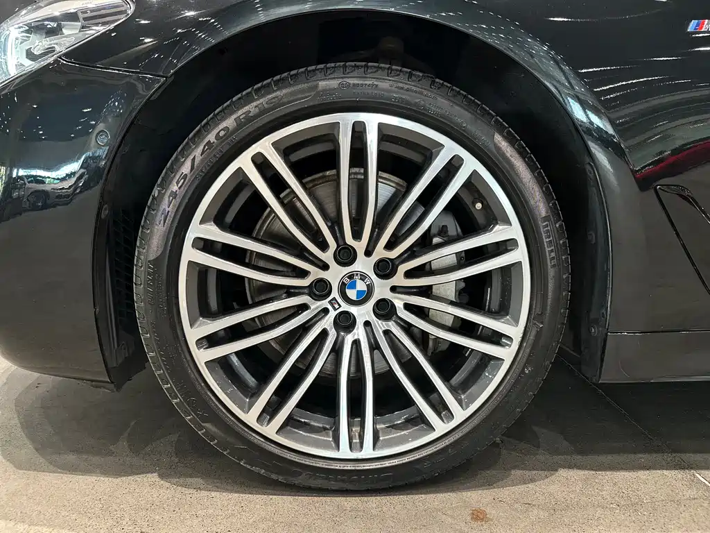 BMW 5 Series 2019 — фото 16