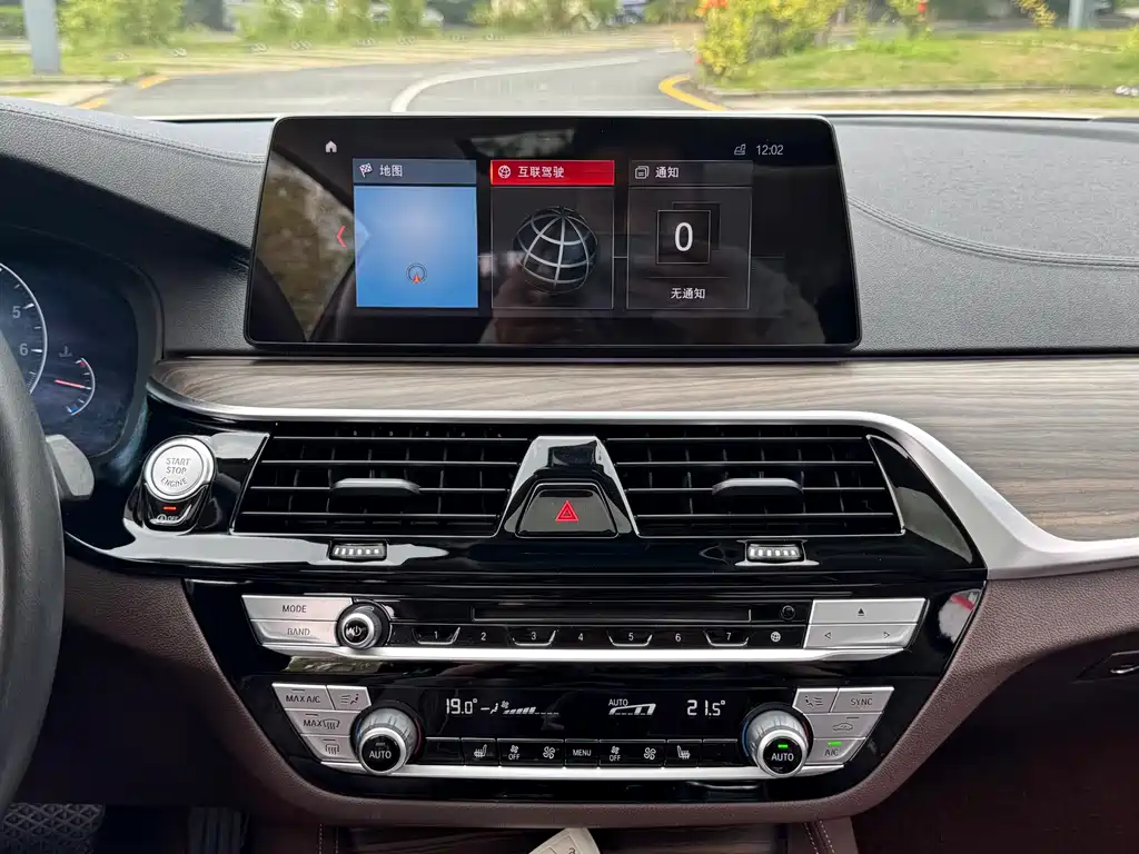 BMW 5 Series 2019 — фото 16