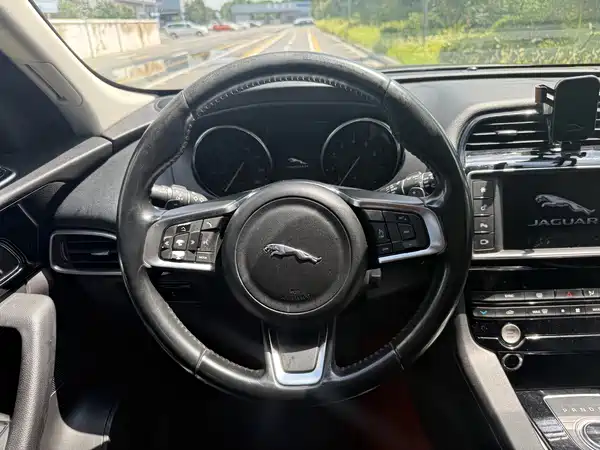 Jaguar F-PACE 2017