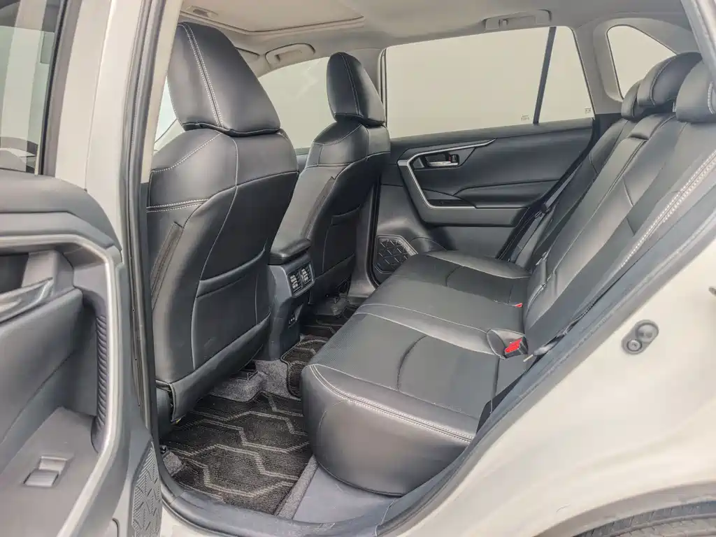 Toyota RAV4 2024 — фото 12