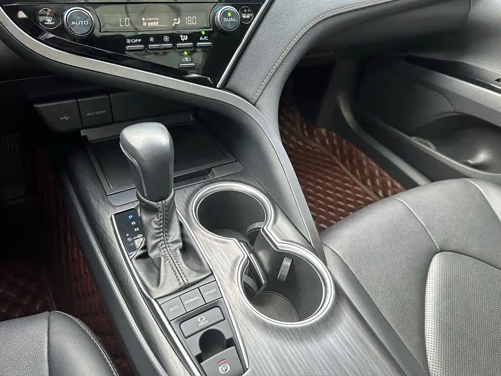 Toyota Camry 2022 — фото 23