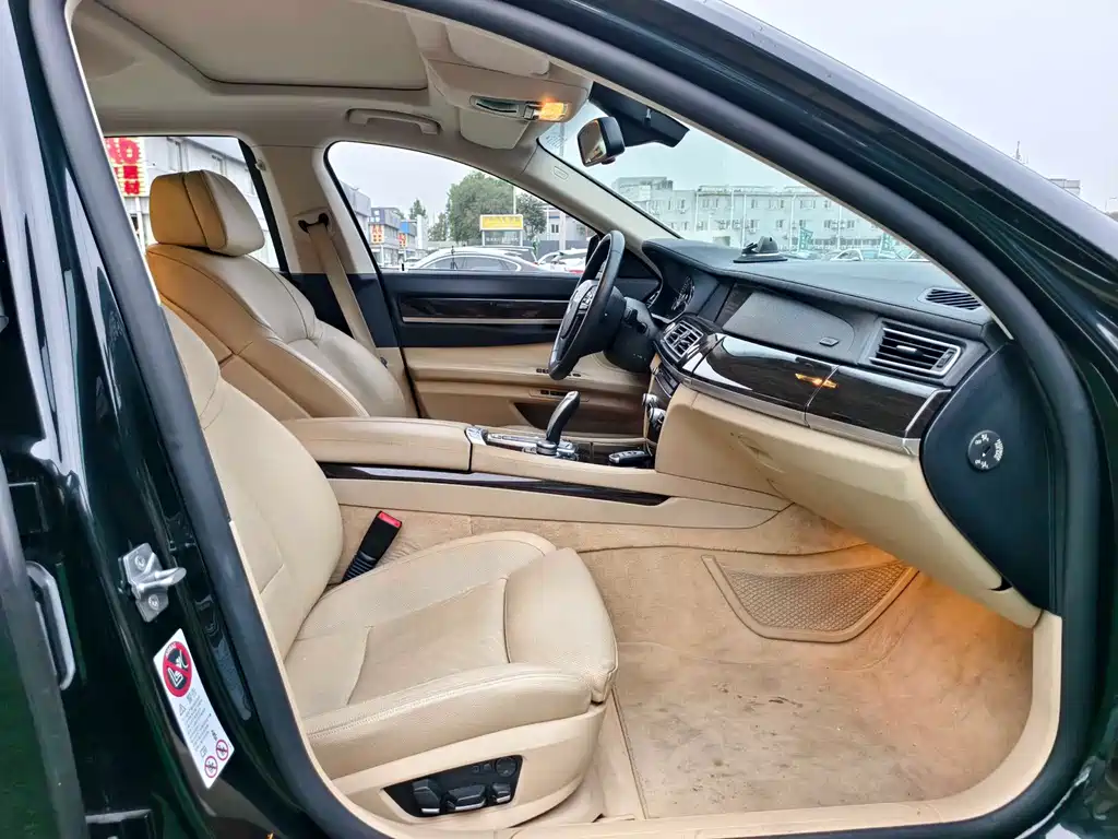 BMW 7 Series 2011 — фото 18
