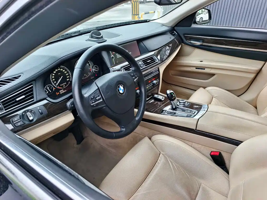 BMW 7 Series 2011 — фото 10
