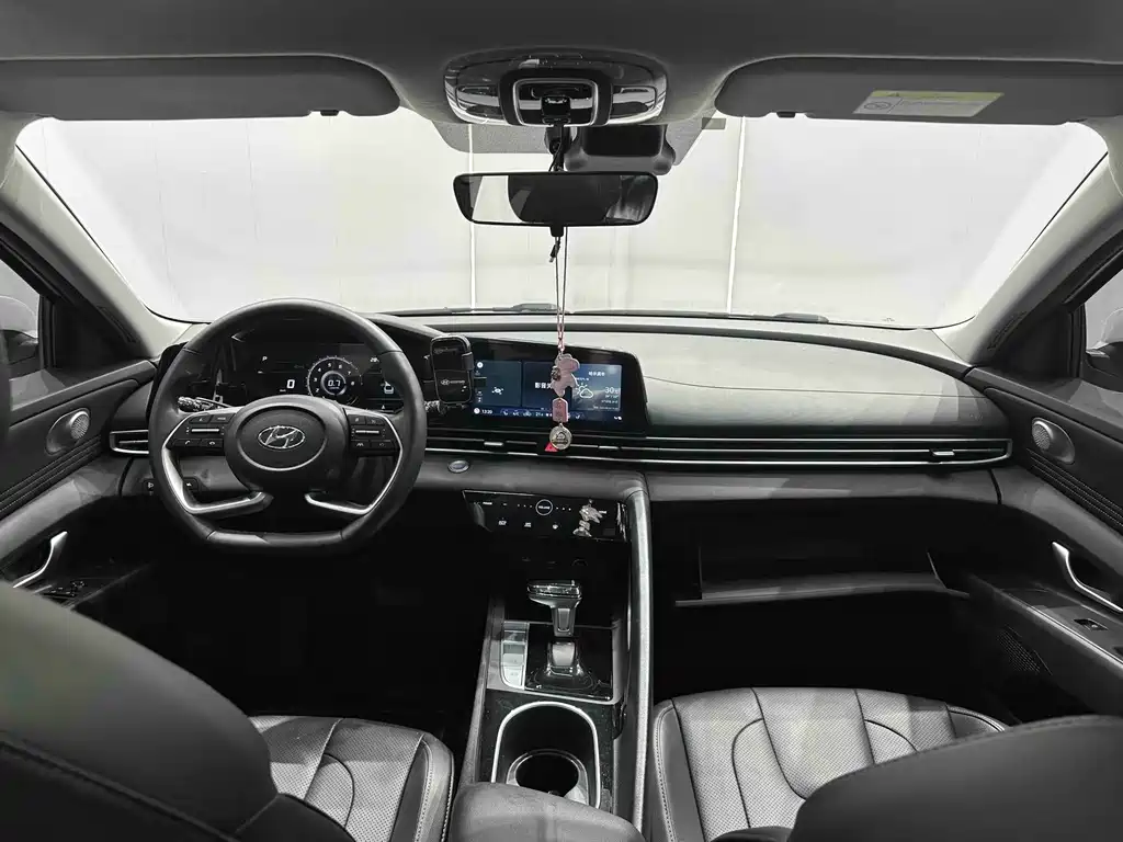 Hyundai Elantra 2023 — фото 10