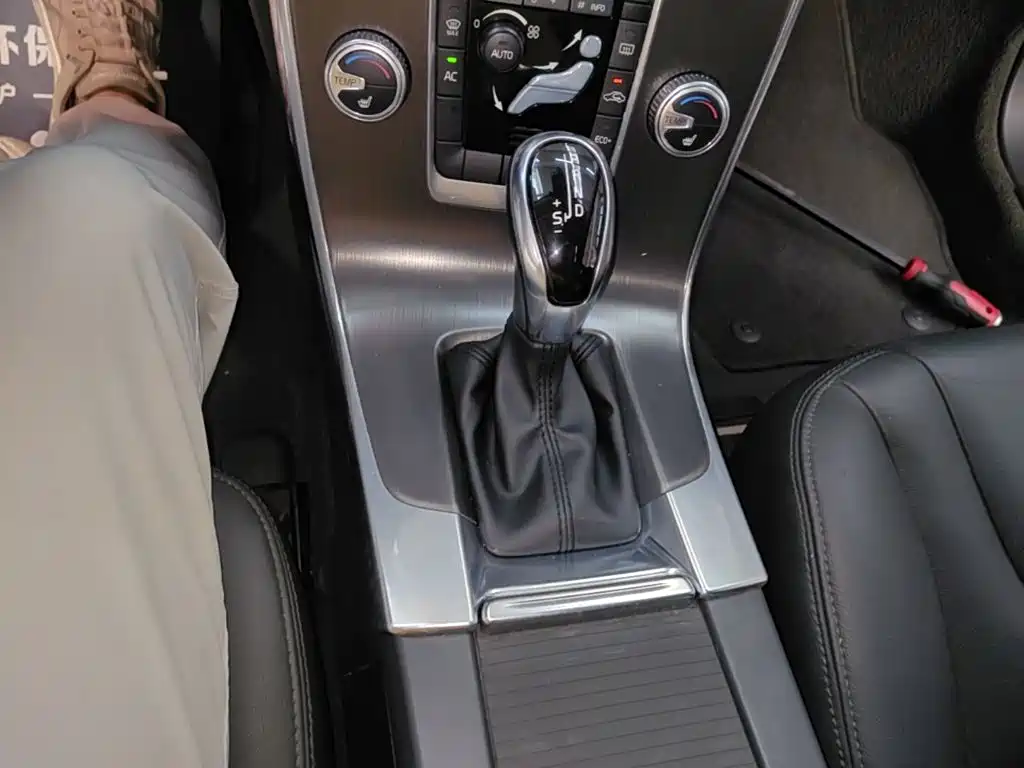 Volvo V60 2015 — фото 14