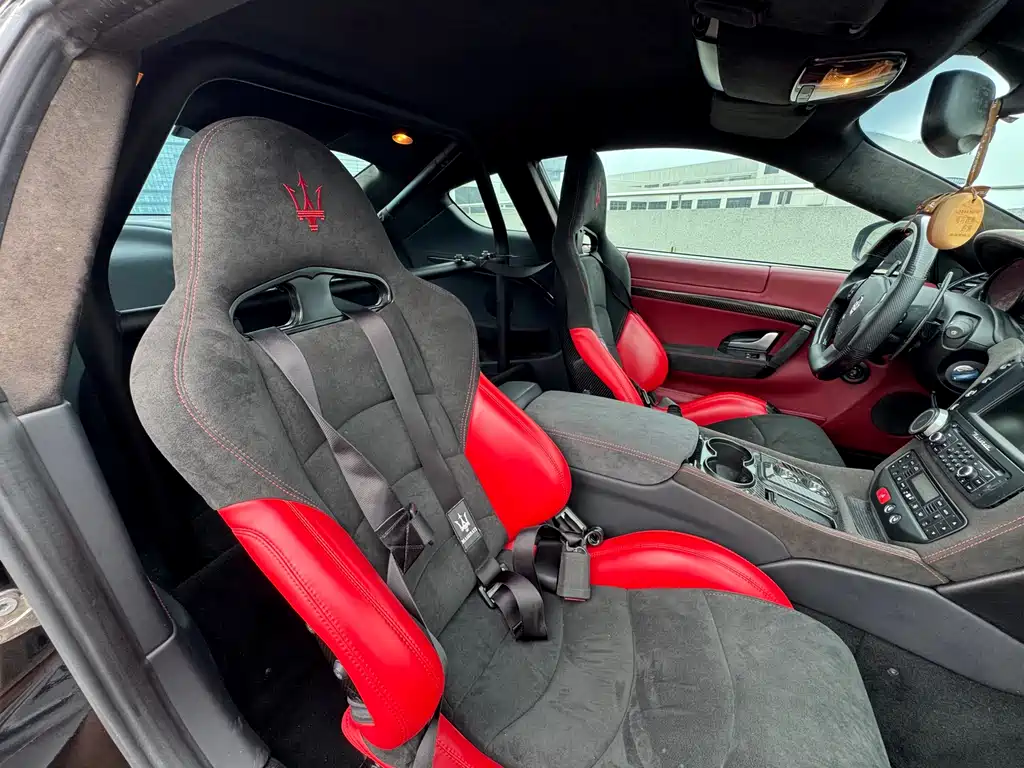 Maserati GranTurismo 2015 — фото 12