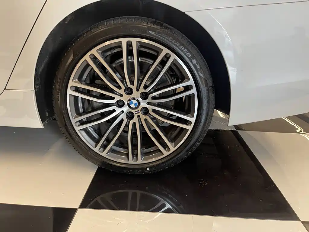 BMW 5 Series 2018 — фото 11