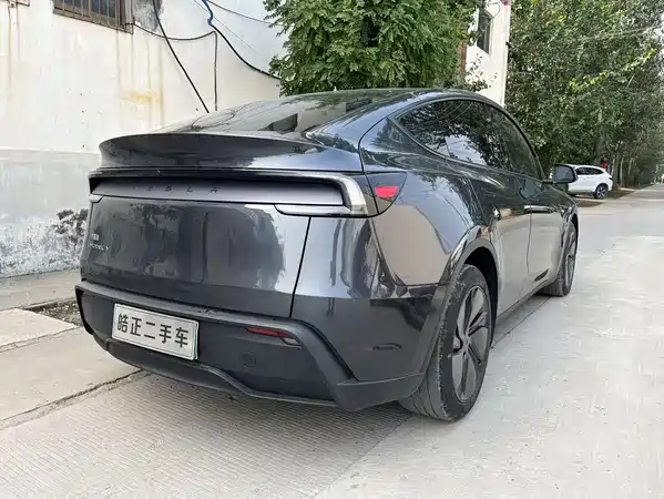 Tesla Model Y 2025