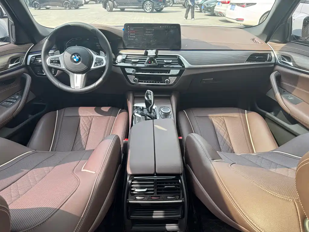BMW 5 Series 2022 — фото 18