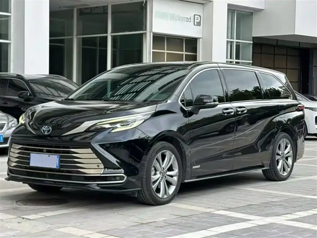 Toyota Sienna 2023 — фото 1
