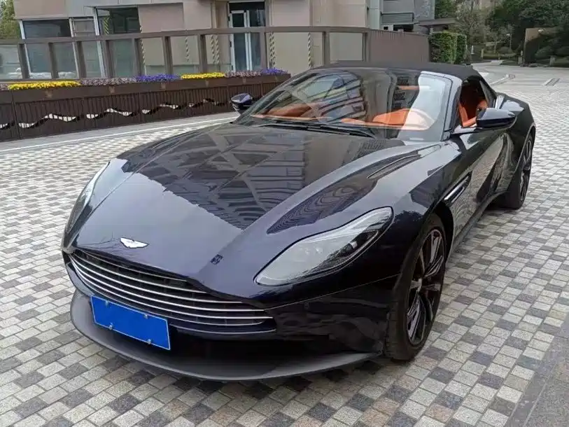 Aston Martin DB11 2021 — фото 1