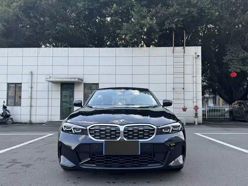 BMW 3 Series 2024 — фото 1