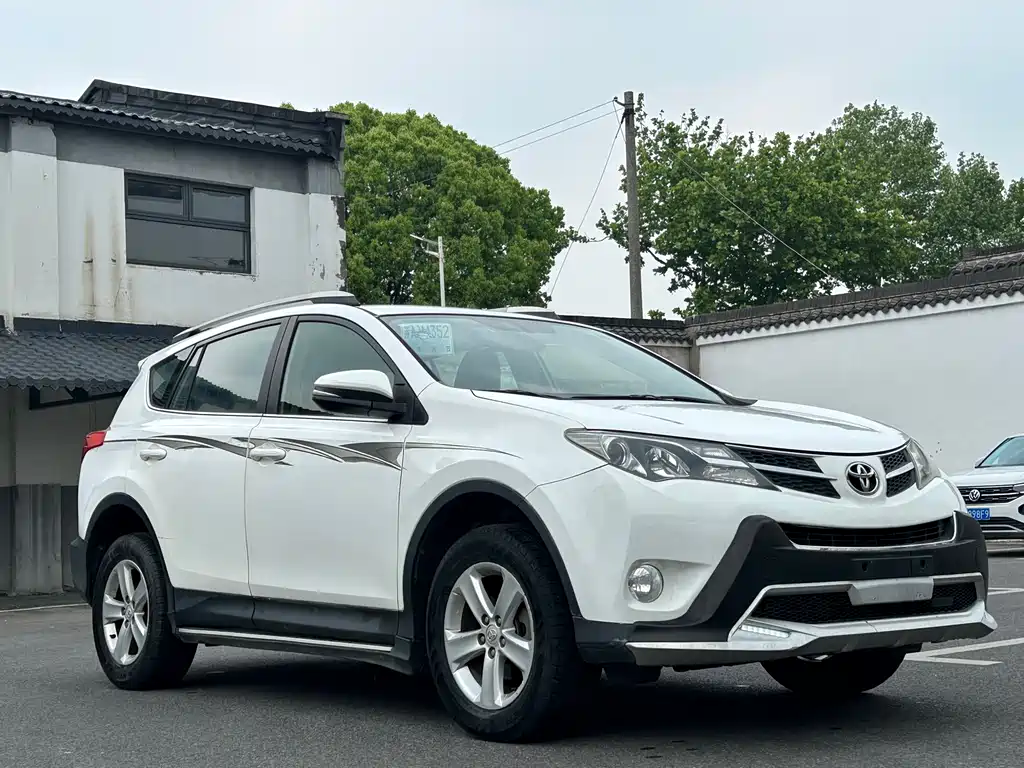 Toyota RAV4 2015 — фото 3