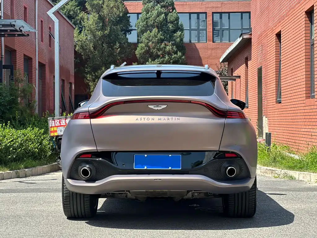 Aston Martin DBX 2023