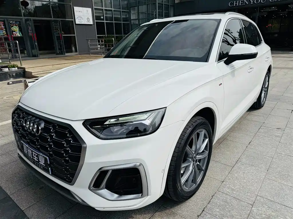 Audi Q5L 2022 — фото 1